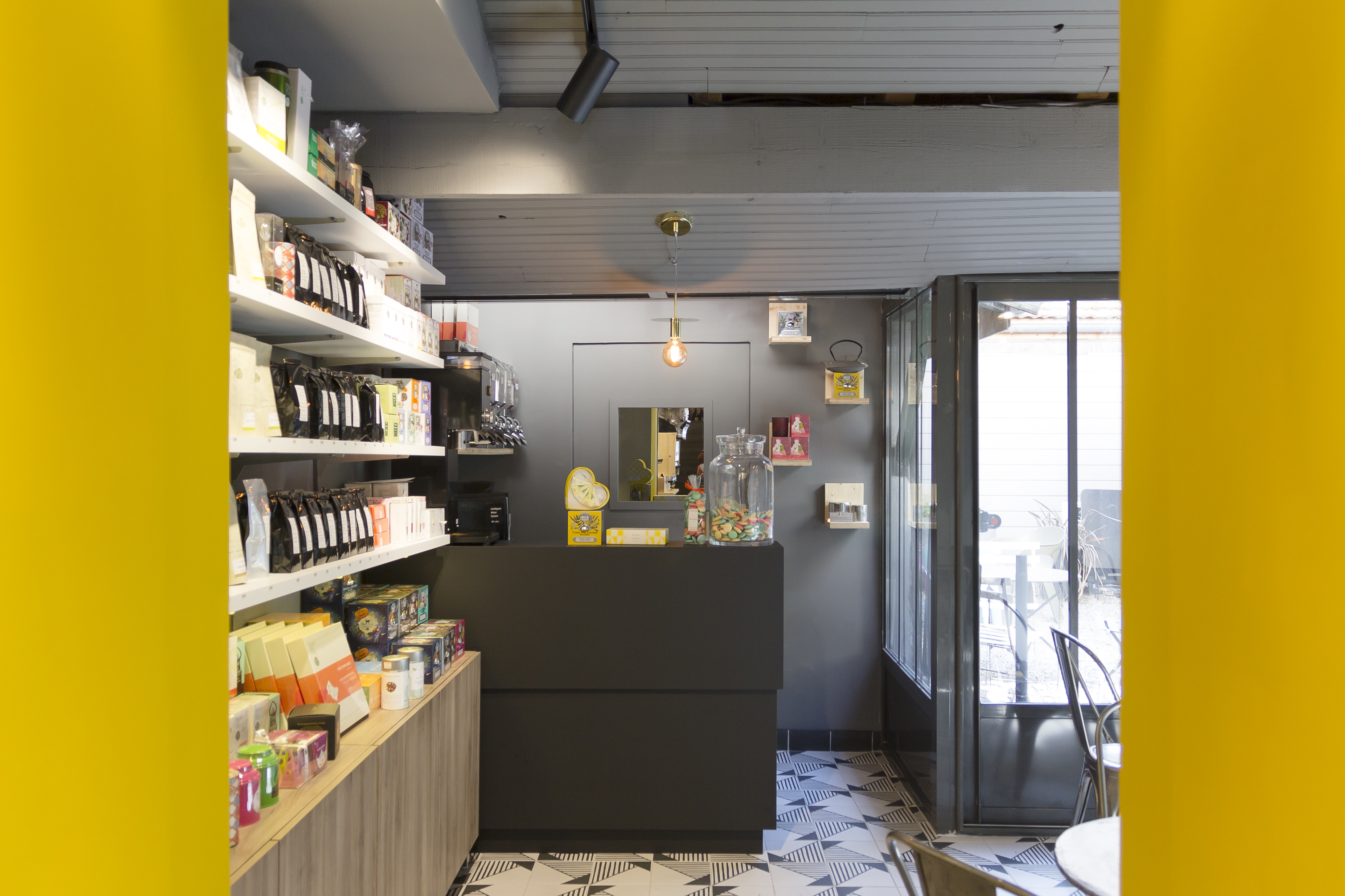 Épicerie sur cours, une boutique de proximité avec une identité singulière et sobre.