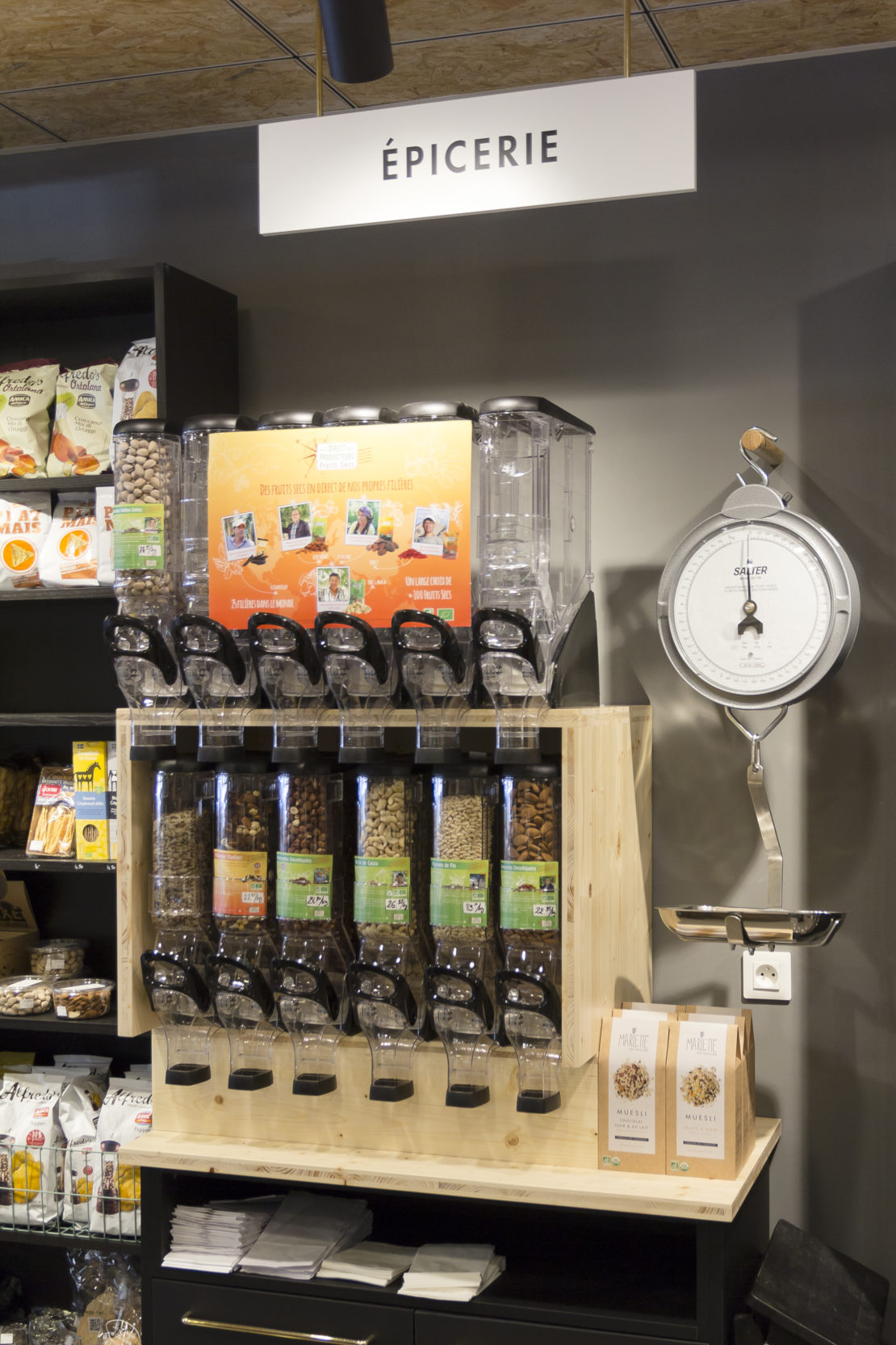 épicerie sur cour distributeur de céréales avec balance vintage conçu par pep's création