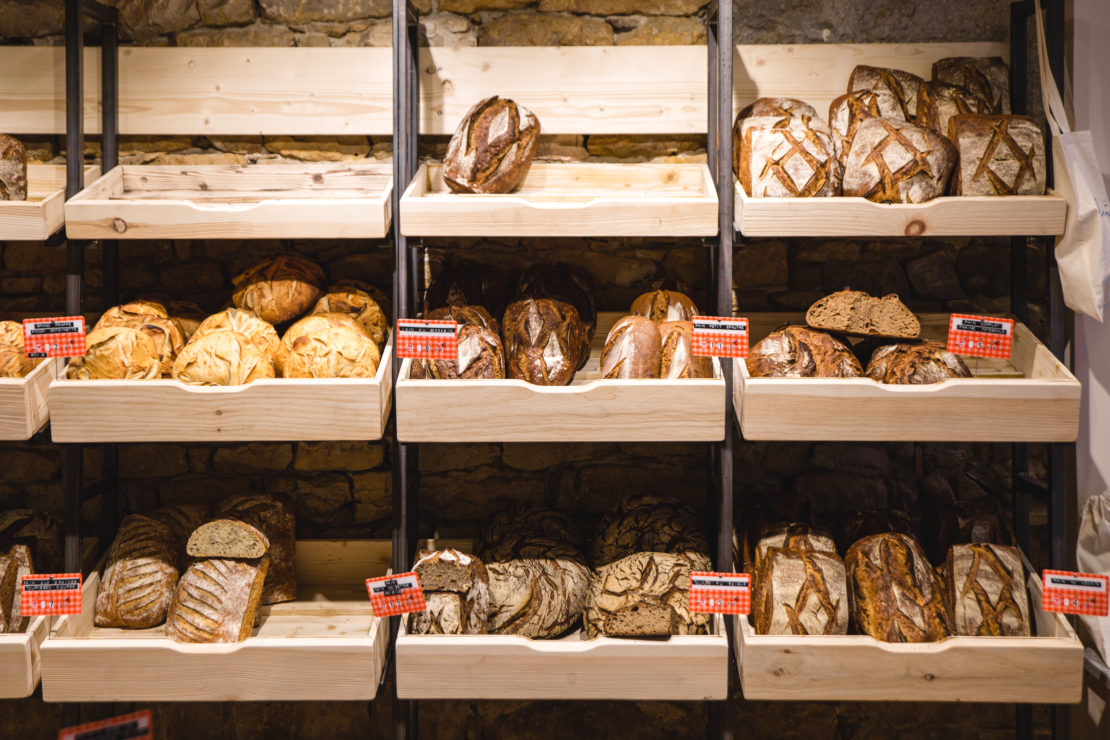 Boulangerie Antoinette Pep's création Lyon détail grille à pain bois acier