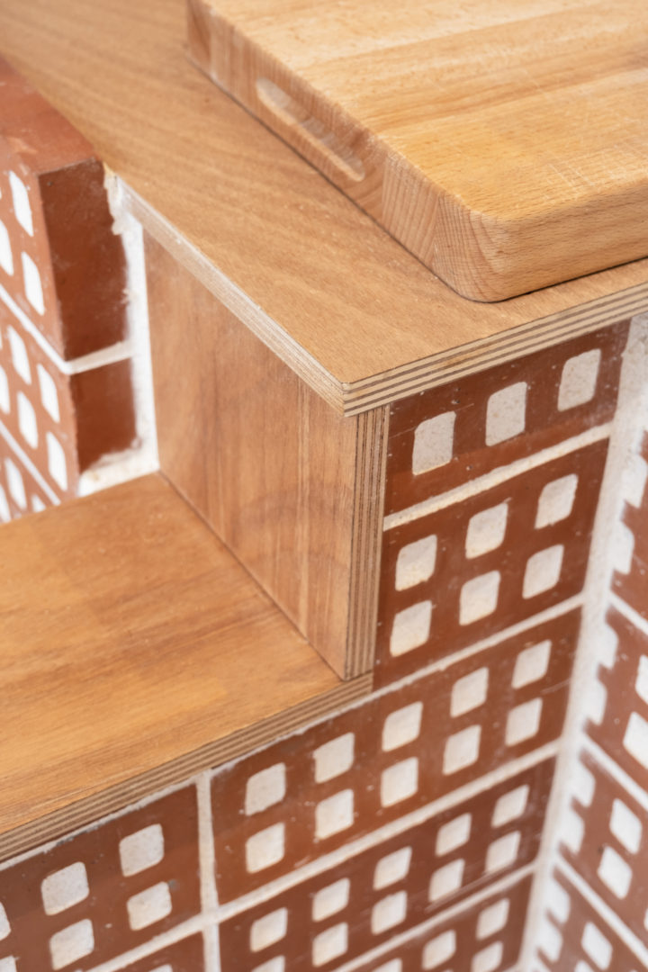DÃ©tail architectural d'un meuble avec du bois en contre plaquÃ© et de la brique alvÃ©olaire jointÃ©e