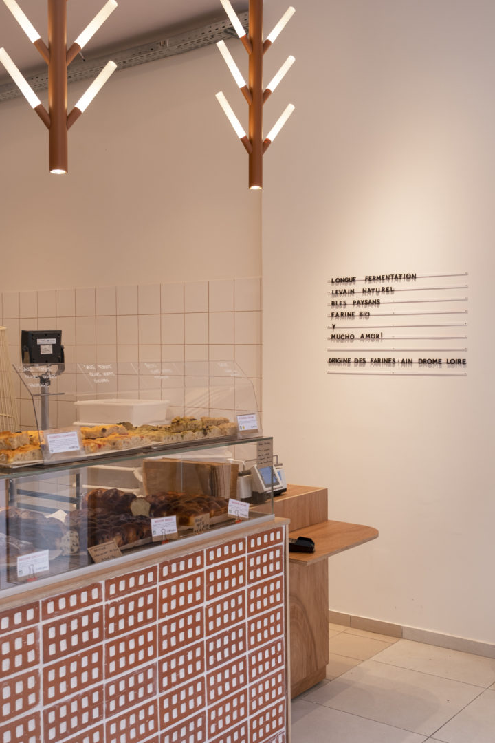 IntÃ©rieur de la boulangerie Bonomia avec vitrine, caisse et suspension