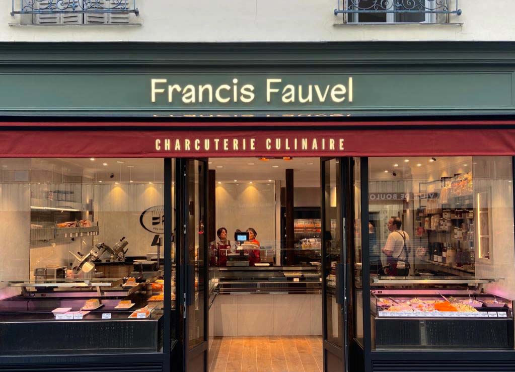 faÃ§ade de la charcuterie culinaire Francis Fauvel en bois avec store rouge 
